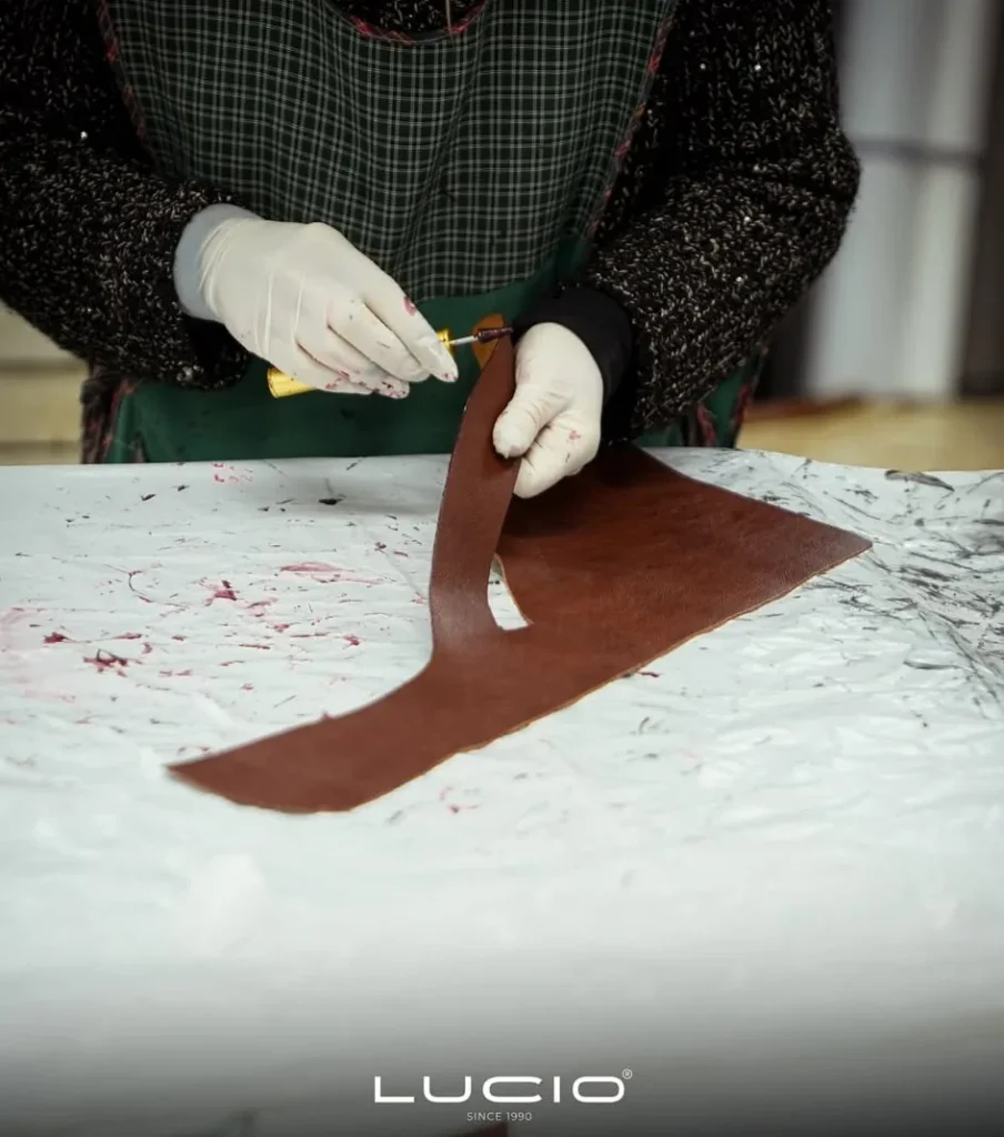 Trabalho artesanal de pele na fábrica Lúcio Marroquinaria, Benedita